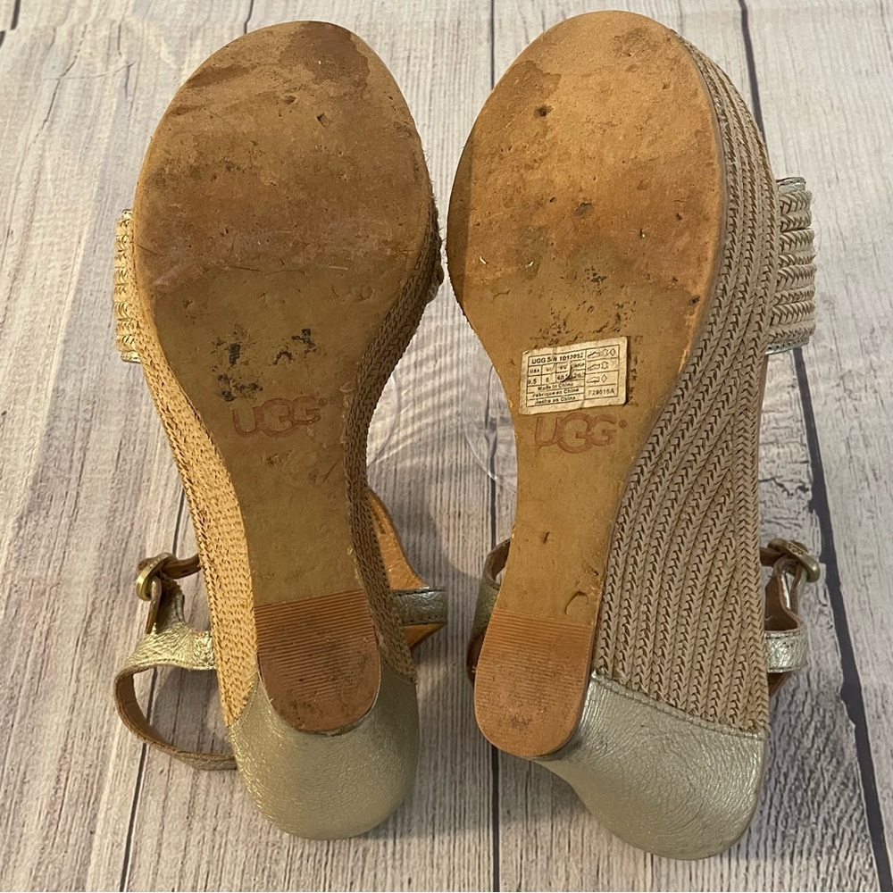 UGG woven straw platform wedge sandals with gold T-strap ankle strap, size 9.5 - Picture 10 of 14